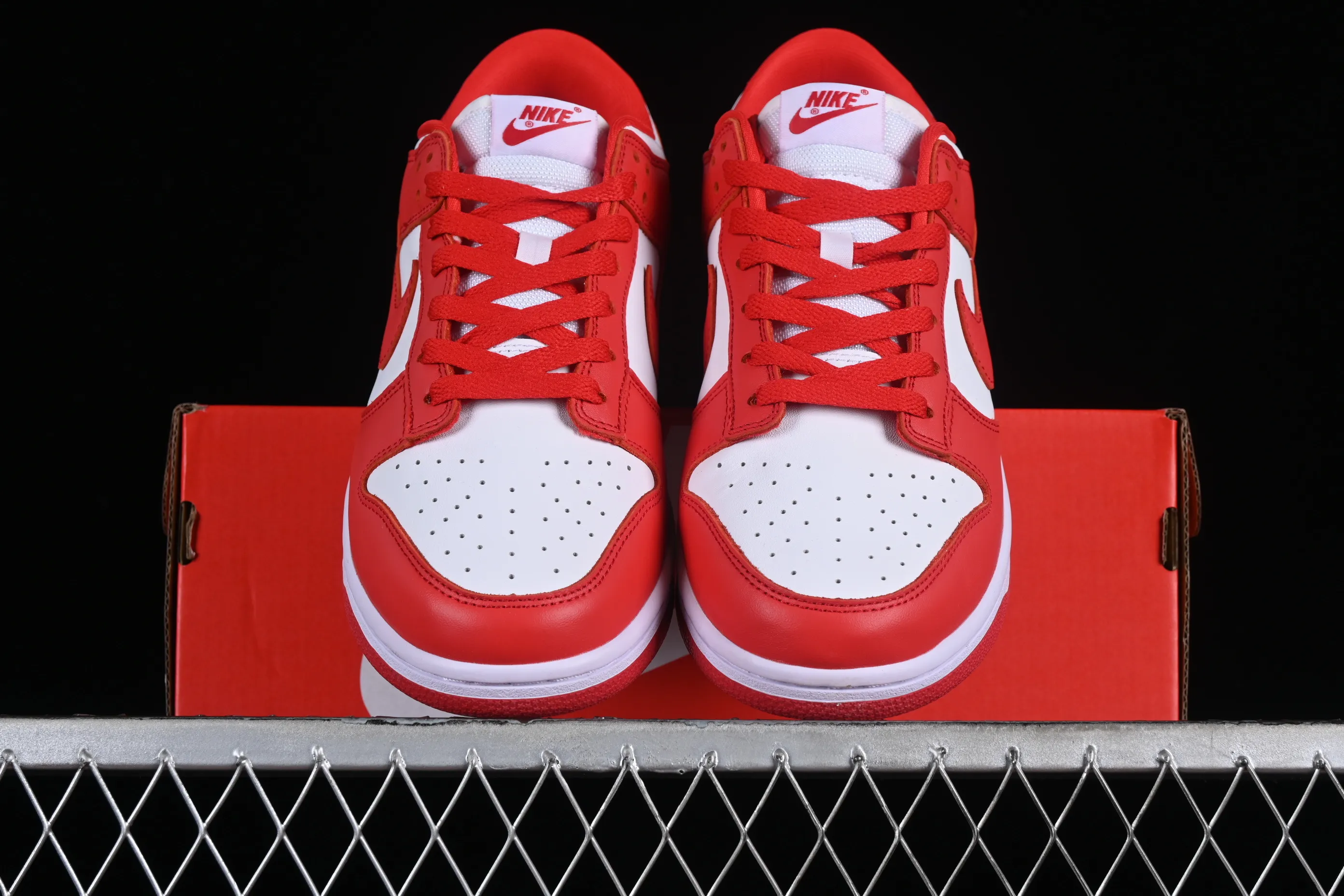 All Categories Nk SB Dunk Series Nk SB Dunk Low Low-top Sneakers Nk Dunk Low SB "University Red" White and Red Dunk Series First Layer Low-top Casual Sports Skateboard Shoes CU1727-100